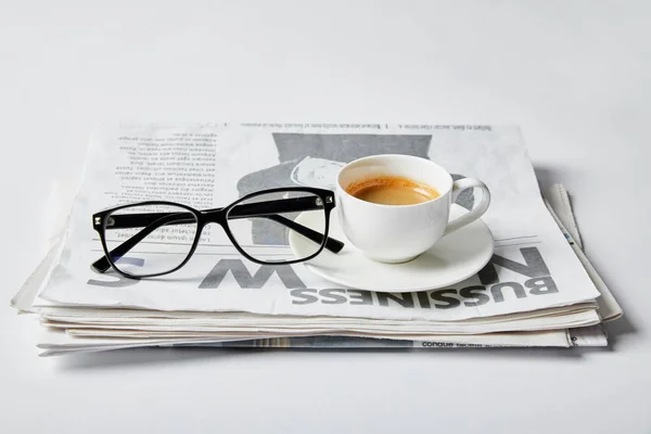 Bicchieri Vicino Tazza Caffè Giornale Commerciale Bianco — Foto Stock