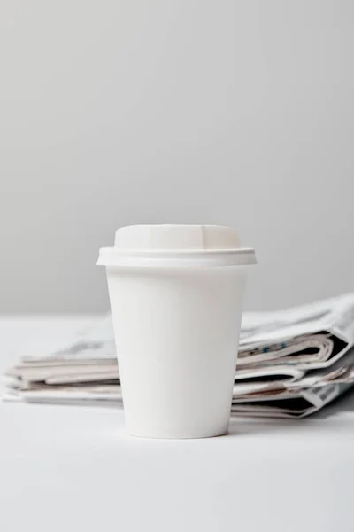 Selective Focus Paper Cup Newspapers Grey — Stock Photo, Image