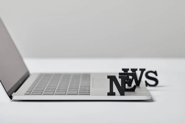 Foco Seletivo Lettering Notícias Perto Laptop Cinza — Fotografia de Stock