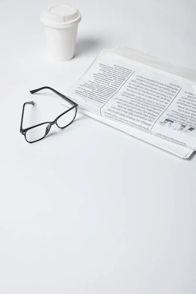 Glasses Paper Cup Newspapers White — Stock Photo, Image