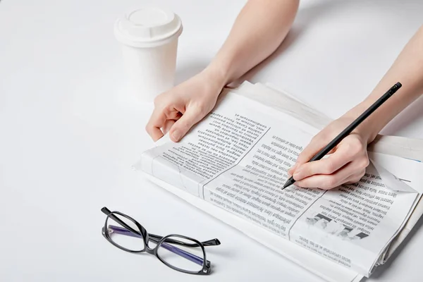Kırpılan Görünümünü Yakınındaki Beyaz Gazete Gözlük Kağıt Bardakta Kalem Tutan — Stok fotoğraf