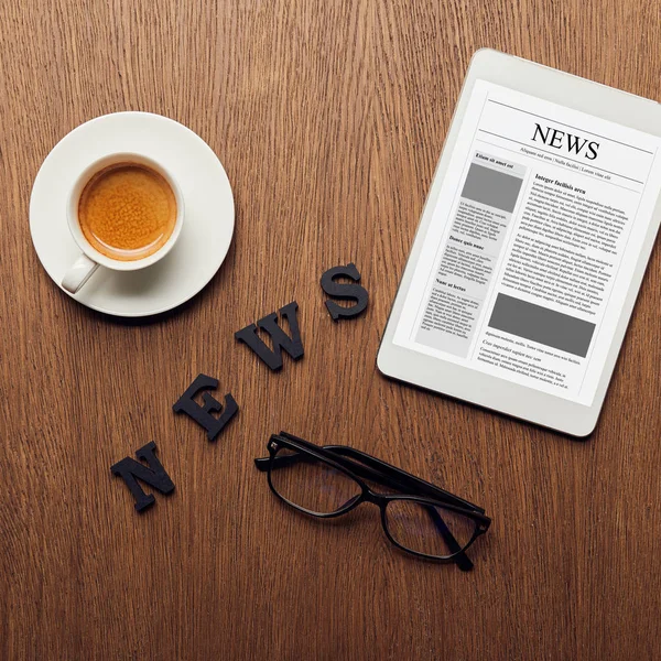 Top View Digital Tablet News Lettering Glasses Cup Coffee — Stock Photo, Image