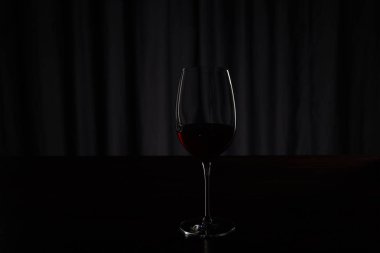 Koyu bordo kırmızı şarap ile cam silüeti