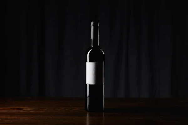 Garrafa Vinho Com Rótulo Branco Superfície Madeira Preto — Fotografia de Stock