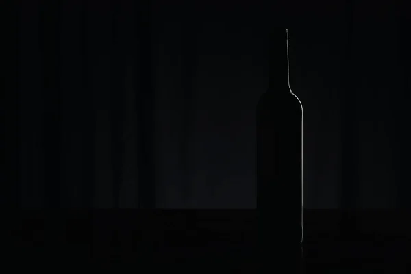 Силуэт Бутылки Вина Черной Поверхности Темной — стоковое фото