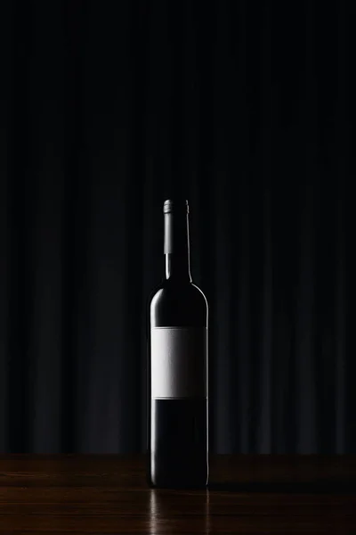 Botella Vino Con Etiqueta Blanco Superficie Madera —  Fotos de Stock