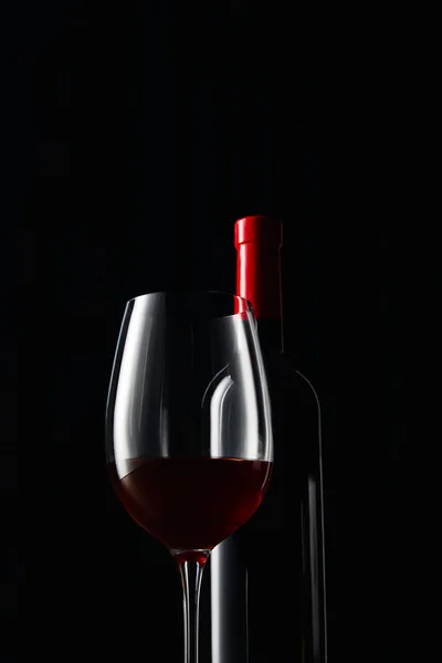 Μπουκάλι Και Ποτήρι Κόκκινο Κρασί Που Απομονώνονται Μαύρο — Φωτογραφία Αρχείου