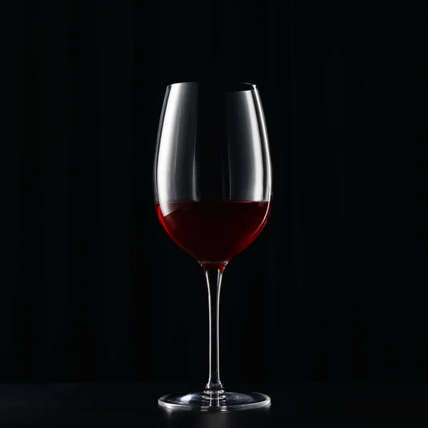 Copa Vino Tinto Sobre Superficie Oscura Aislada Sobre Negro — Foto de Stock