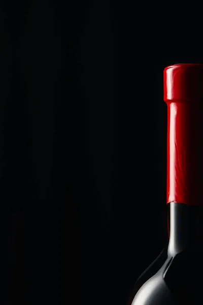 Garrafa Vinho Com Invólucro Vermelho Isolado Preto — Fotografia de Stock