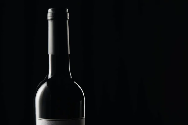 Bottiglia Vino Con Involucro Scuro Isolato Nero — Foto Stock