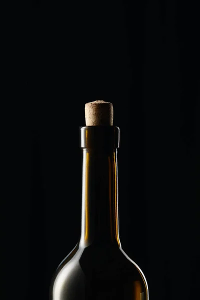 Glasweinflasche Mit Holzkorken Isoliert Auf Schwarz — Stockfoto