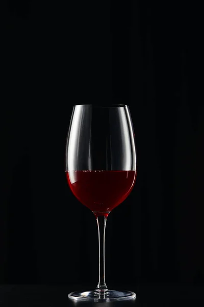 Vidrio Con Vino Tinto Superficie Oscura Aislado Negro — Foto de Stock