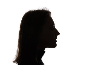 Beyaz üzerinde izole düz saç ile kadının yan görünümü