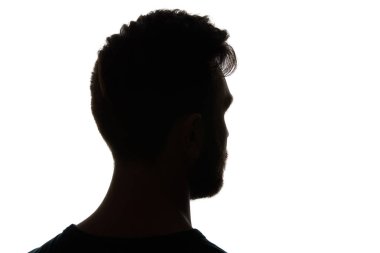 Silhouette adam uzakta beyaz izole bakıyor