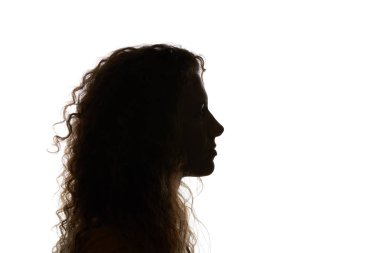 Kıvırcık kadın silüeti beyaz üzerinde izole bakıyor