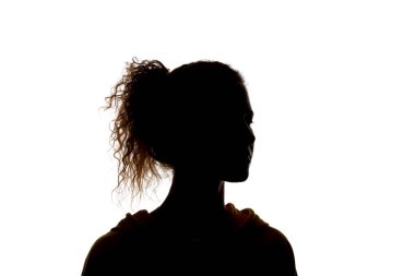 Beyaz üzerinde izole at kuyruğu ile kıvırcık kız silüeti