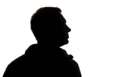 Silhouette adam uzakta beyaz izole bakıyor