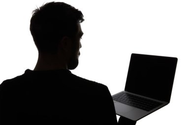 Beyaz üzerinde izole boş ekran ile adam tutan laptop silüeti