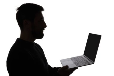 Beyaz üzerinde izole boş ekran ile adam tutan laptop silüeti
