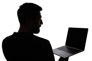Beyaz üzerinde izole boş ekran ile adam tutan laptop silüeti