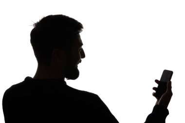 Beyaz üzerinde izole boş ekran ile adam tutarak akıllı telefon silüeti