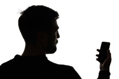 Beyaz üzerinde izole boş ekran ile adam tutarak akıllı telefon silüeti