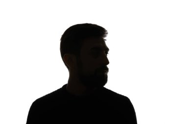 Silhouette adam uzakta beyaz izole bakıyor