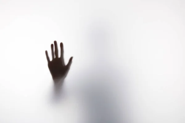 Wazig Silhouet Van Persoon Aanraken Glas Met Hand — Stockfoto
