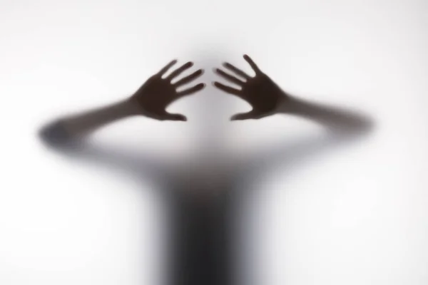 Silhouette Sfocata Persona Che Tocca Vetro Con Mani — Foto Stock