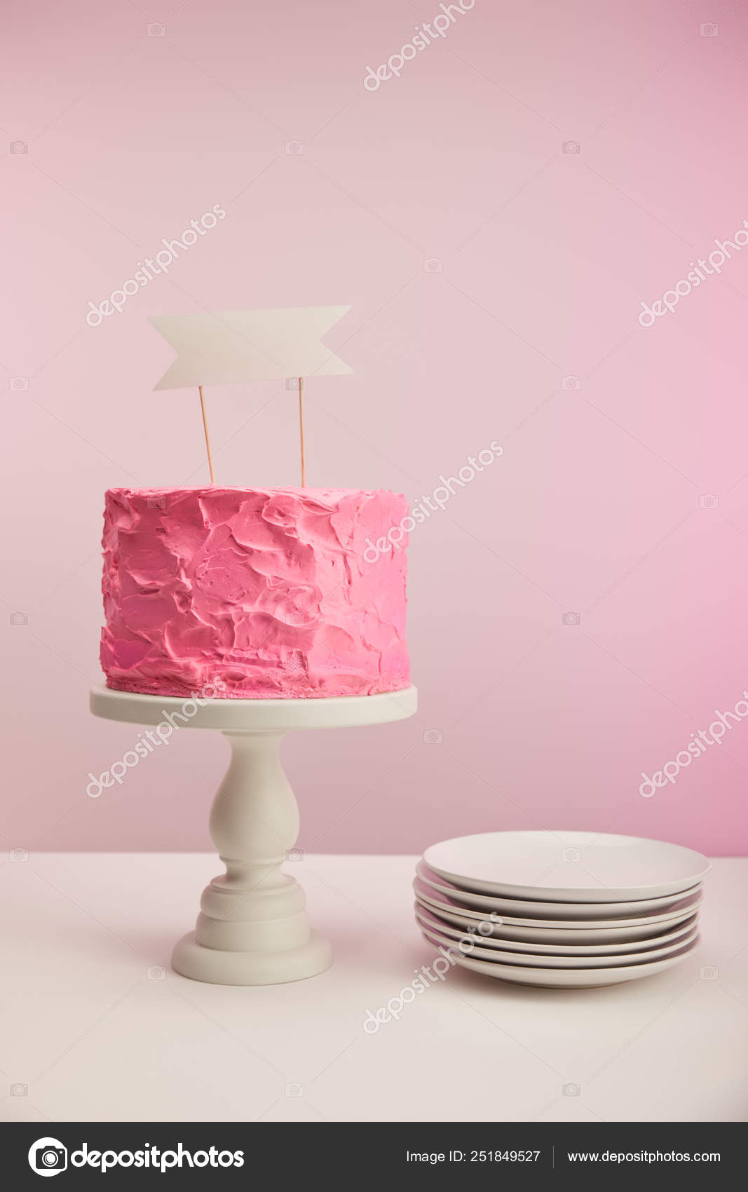 Gateau Anniversaire Savoureux Doux Avec Carte Blanche Sur Stand Gateau Image Libre De Droit Par Antonmatyukha C Gateau Anniversaire Savoureux Doux Avec Carte Blanche Sur Stand Gateau Image Libre De Droit Par Antonmatyukha C