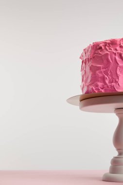 pembe pişmiş doğum günü pastası alt görünümü kek üzerine stand üzerinde izole gri