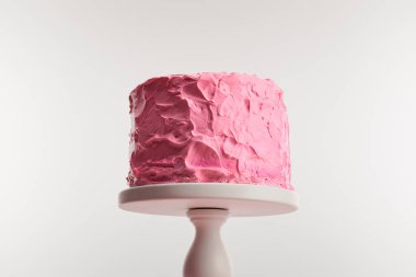 kek üzerine krema ile tatlı pembe doğum günü pastası alt görünümünü standı izole üzerinde gri