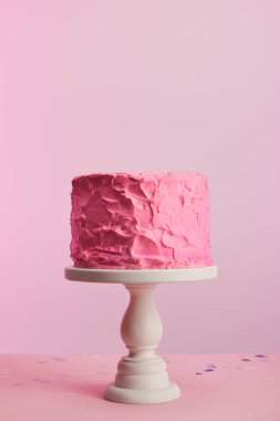 lezzetli pembe doğum günü pastası kek üzerine stand üzerinde izole pembe