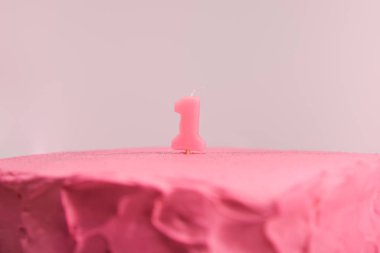 seçici odak pembe ve lezzetli doğum günü pastası pink izole üzerinde bir numara mum 