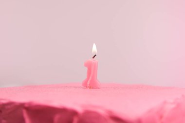 pink izole pembe ve lezzetli doğum günü pastası üzerinde bir numara mum yanan seçici odak 
