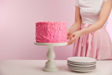 kırpılan görünümünü daireler yakınındaki pembe doğum günü pastası kek standı pembe üzerinde tutan kadın