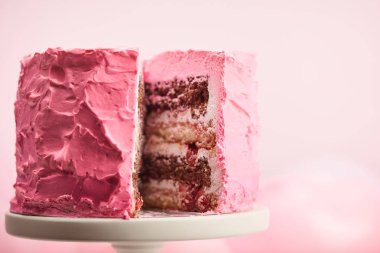 kek kek üzerine ayağa pink kesme tatlı doğum yakın çekim 