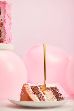 lezzetli doğum günü pastası hava balonları pembe üzerinde yakınındaki beyaz daire içinde altın çatal ile tatlı lokma 