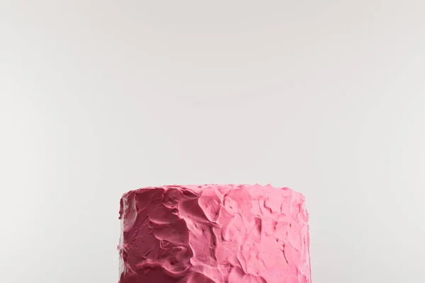 甜生日蛋糕与粉红色的奶油隔离在灰色 — 图库照片