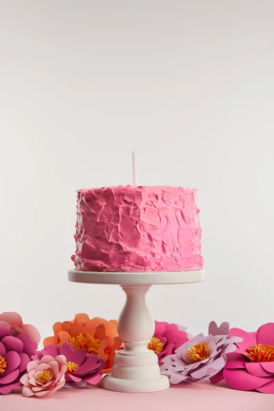 Pastel Cumpleaños Rosa Con Vela Pie Pastel Cerca Flores Papel — Foto de Stock