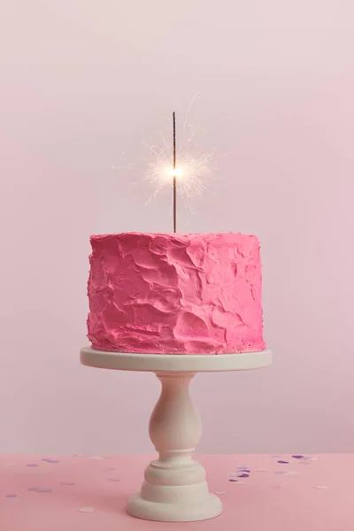 Leckere Rosa Geburtstagstorte Mit Wunderkerze Auf Kuchenständer Isoliert Auf Rosa — Stockfoto