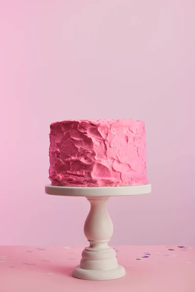 Deliziosa Torta Compleanno Rosa Sul Supporto Torta Isolato Rosa — Foto Stock