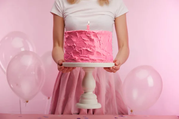 Обрезанный Вид Женщины Держащей Торт Стенд Вкусным Розовый Торт День — стоковое фото