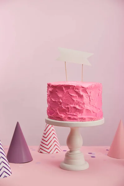 Вкусный Сладкий Торт День Рождения Пустой Карточкой Рядом Крышкой Вечеринки — стоковое фото
