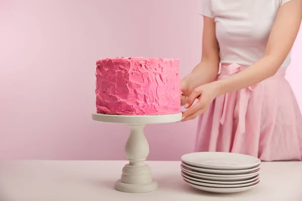 Levágott Kilátás Tartó Torta Állni Rózsaszín Születésnapi Torta Közelében Csészealjak — Stock Fotó