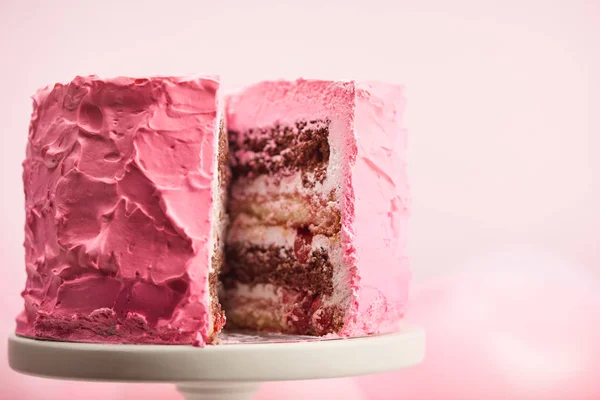 Nahaufnahme Des Aufgeschnittenen Süßen Geburtstagskuchens Auf Kuchenständer Auf Rosa — Stockfoto