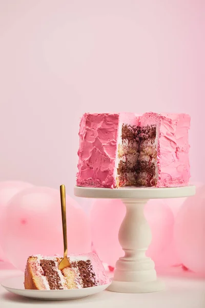 케이크 접시에 포크와 달콤한 케이크의 작품의 선택적 핑크에 — 스톡 사진