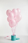 Bundle růžové slavnostní balónů s tyrkysovou krabičky na bílém