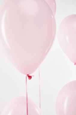 Dekoratif yüzen ile arka plan pembe hava balonu üzerinde beyaz izole