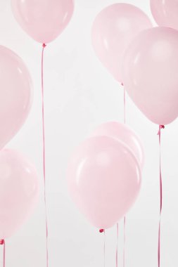 Dekoratif yüzen ile arka plan pembe hava balonu üzerinde beyaz izole